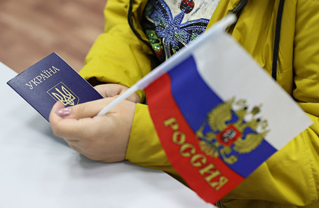 Избиратель во время голосования на референдумах по вхождению ДНР, ЛНР, Херсонской и Запорожской областей в состав РФ.