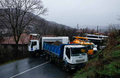 Баррикады в северной части этнически разделенного города Митровица.