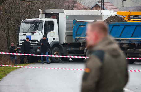 Военнослужащий немецких вооруженных сил, входящий в состав миротворческой миссии НАТО в Косове, стоит возле блокпоста в Рударе, недалеко от северной части этнически разделенного города Митровица.