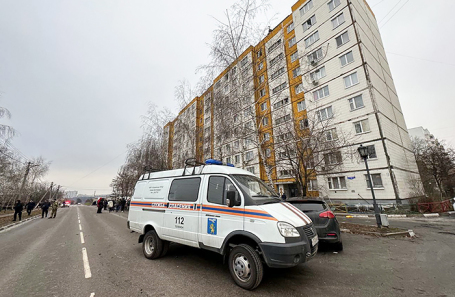 Автомобиль экстренных служб на месте обстрела города Белгорода со стороны ВСУ.
