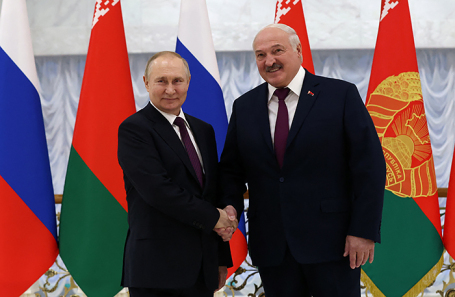 Президент РФ Владимир Путин и президент Белоруссии Александр Лукашенко (слева направо) во время встречи во Дворце Независимости.