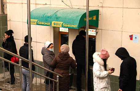 Горожане у банкомата в Актау.