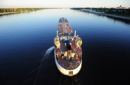 Сухогруз на Волге.