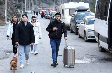 Люди и автомобили у КПП «Верхний Ларс» на российско-грузинской границе. Сентябрь 2022 года.