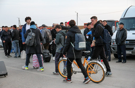 Люди на территории международного автомобильного пункта пропуска «Сырым». Казахстанско-российская граница. Сентябрь 2022 года.