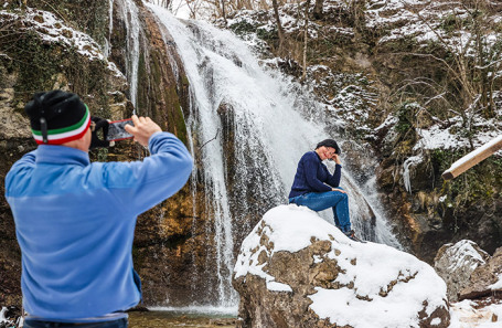 Туристы у водопада Джур-Джур в Крыму.