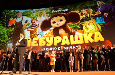 Съемочная группа на премьере фильма «Чебурашка» в кинотеатре «Октябрь».