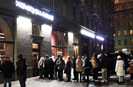 Очередь в ресторан грузинской кухни в центре Москвы.