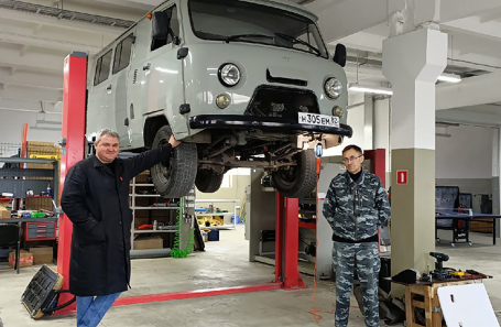 Михаил Демурия (слева) во время демонтажа двигателя внутреннего сгорания автомобиля УАЗ-452 «буханка» для создания набора компонентов конверсии автомобиля в электромобиль.