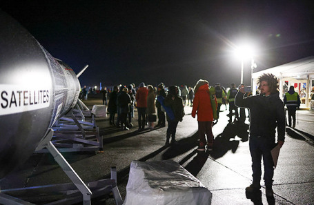 Публика, пришедшая на запуск, снимает муляж ракеты LauncherOne компании Virgin Orbit. Корнуолл, Великобритания.