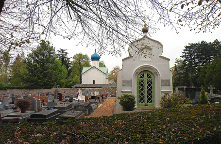 Русские церкви на кладбище в Сент Женевьев де Буа.