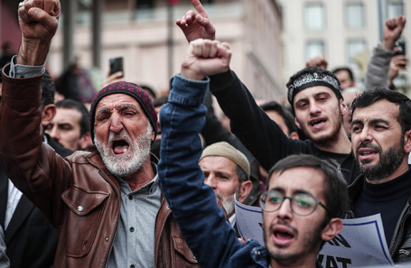 Акция протеста у посольства Швеции в Стамбуле.