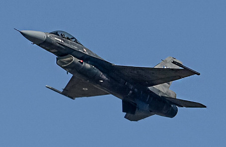 Многоцелевой истребитель F-16.