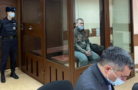 Александр Кравченко (в стеклянном боксе).
