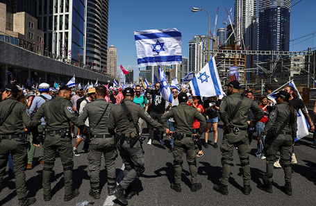 Полицейские блокируют дорогу во время акции израильтян «День сопротивления».