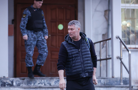 Бывший мэр Екатеринбурга Евгений Ройзман (признан в РФ иноагентом) (в центре) у Ленинского районного суда после окончания заседания.
