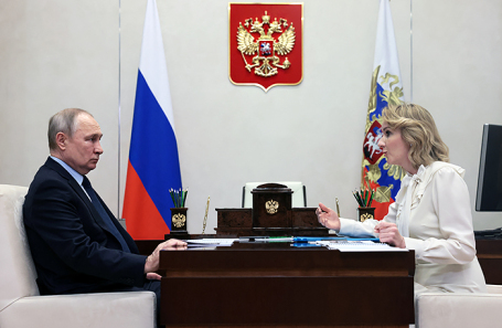 Президент России Владимир Путин и уполномоченный по правам ребенка при президенте Российской Федерации Мария Львова-Белова.