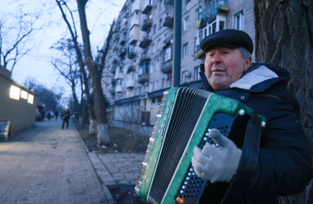 Мариуполь. Мужчина с баяном «Дебют» на одной из улиц города
