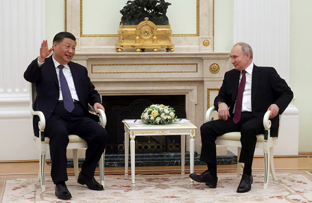 Президент РФ Владимир Путин и председатель КНР Си Цзиньпин (справа налево) во время встречи в Кремле.