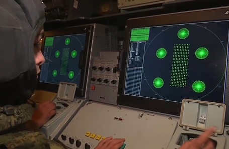 В кабине зенитного ракетного комплекса С-400.