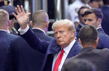 Дональд Трамп у здания уголовного суда Манхэттена.