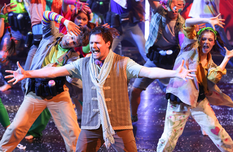 Актер Данила Козловский (в центре) во время спектакля «Поколение Маугли». Октябрь, 2022 год.