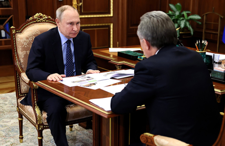 Президент РФ Владимир Путин и генеральный директор «Дом.РФ» Виталий Мутко (слева направо) во время встречи в Кремле.