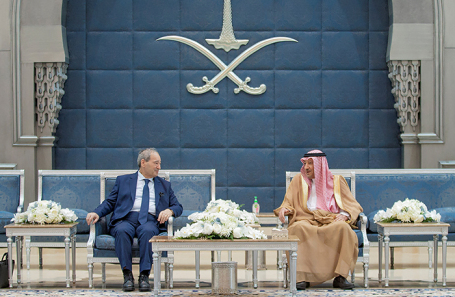 Заместитель министра иностранных дел Саудовской Аравии Валид Эль-Херейджи встречается с министром иностранных дел и по делам экспатриантов Сирии Фейсалом Мекдадом в Джидде.