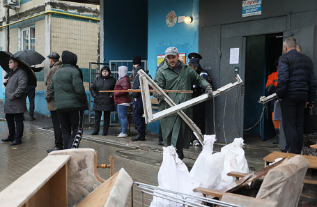 Местные жители у дома на улице Шаландина, поврежденного в результате взрыва авиационного боеприпаса на перекрестке улиц Ватутина и Губкина.