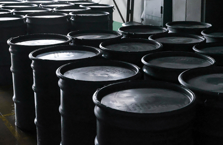 Емкости с полиуранатом аммония на складе готовой продукции АО «Далур» в селе Уксянское Далматовского района.