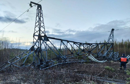 Последствия подрыва опоры ЛЭП в Ленинградской области.