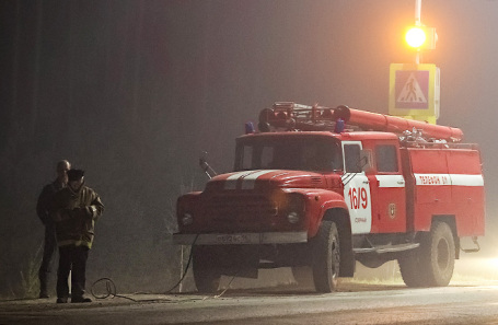 Пожарный автомобиль в окрестностях поселка Первомайский Режевского округа, где загорелись склады с порохом.
