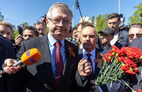 Посол России в Польше Сергей Андреев у кладбища-мавзолея советским воинам в Варшаве.