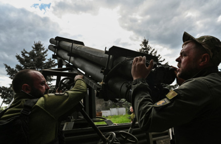 Украинские военнослужащие готовят к бою РСЗО «Партизан».