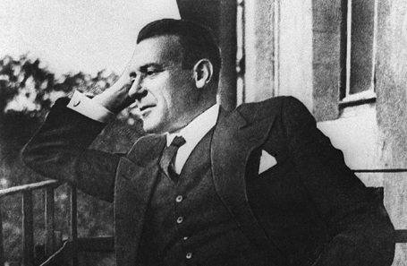 Михаил Булгаков на балконе своей квартиры в Нащокинском переулке в Москве.