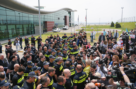 Акция протеста в аэропорту Тбилиси имени Шота Руставели, куда прибыл рейс Москва — Тбилиси авиакомпании «Азимут».