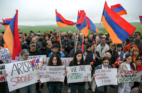 Участники акции протеста против признания Нагорного Карабаха частью Азербайджана. Армянско-азербайджанская граница, 20 мая.