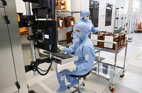 Сотрудники в лаборатории предприятия АО «Микрон». 