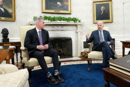 Президент США Джо Байден (справа) и спикер Палаты представителей Кевин Маккарти (слева).