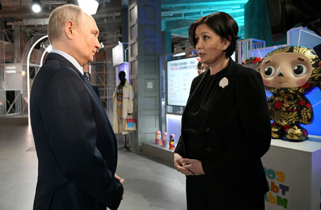 Владимир Путин в центре «Зотов». Справа: глава Агентства стратегических инициатив по продвижению новых проектов Светлана Чупшева.