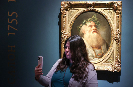 Посетитель у работы «Голова Анакреона» Жозефа-Мари Вьена на выставке «Салоны» Дидро.