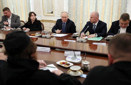 Президент РФ Владимир Путин (в центре) во время встречи с военными корреспондентами в Кремле.