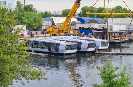 Подготовка электросудов и плавучих причалов в Южном речном порту.