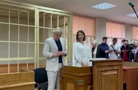 Блогер Елена Блиновская (в центре) в Пресненском суде.
