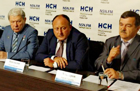 Бывший начальник управления летной эксплуатации Росавиации Максим Костылев (в центре). Архивное фото.