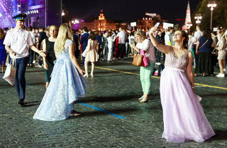 Выпускники школ во время гуляний на Красной площади.