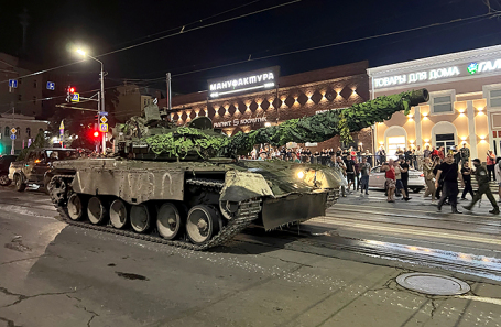 Военная техника бойцов компании «Вагнер» на улице города Ростова-на-Дону.