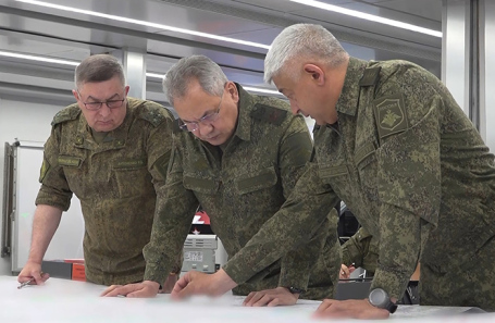 Сергей Шойгу (в центре).