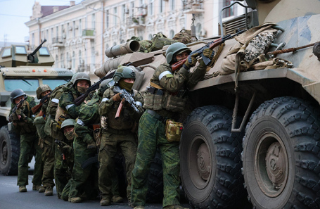 Бойцы ЧВК «Вагнер» у здания штаба Южного военного округа в Ростоае-на-Дону. 24 июня.