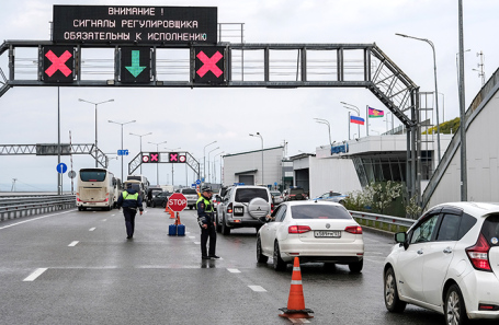 Контроль безопасности на подходах к Керченскому мосту.
